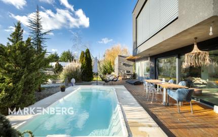 PREDANÝ - exkluzívny 5-izbový rodinný dom s bazénom a krásnou záhradou v Chorvátskom Grobe