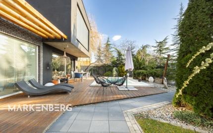 PREDANÝ - exkluzívny 5-izbový rodinný dom s bazénom a krásnou záhradou v Chorvátskom Grobe