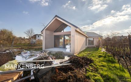 UŽ NIE JE V PONUKE - slnečný 4i dom v Chorvátskom Grobe so 4,5 m vysokými stropmi