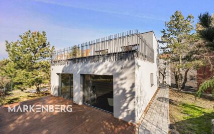 PREDANÝ - jedinečný 2i byt s 2 terasami, záhradkou a unikátnym výhľadom na les