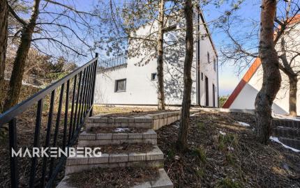 PREDANÝ - jedinečný 2i byt s 2 terasami, záhradkou a unikátnym výhľadom na les