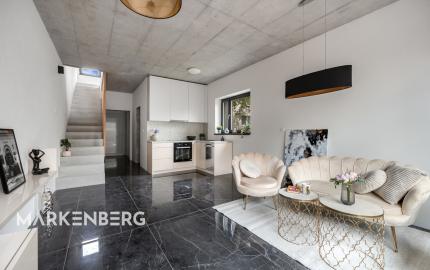 PREDANÝ - jedinečný 2i byt s 2 terasami, záhradkou a unikátnym výhľadom na les