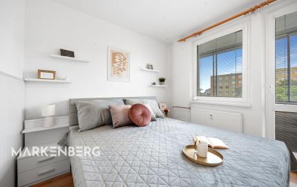 PREDANÝ - Na predaj svetlý 3 izbový byt v tichej časti Karlovej Vsi obklopený zeleňou