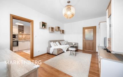 PREDANÝ - Na predaj svetlý 3 izbový byt v tichej časti Karlovej Vsi obklopený zeleňou