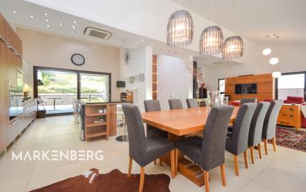 Elegantný 6-izb. rodinný dom s výhľadom na les a mesto - Ahoj