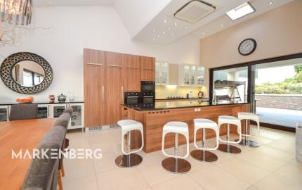 Elegantný 6-izb. rodinný dom s výhľadom na les a mesto - Ahoj