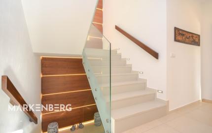 Elegantný 6-izb. rodinný dom s výhľadom na les a mesto - Ahoj