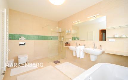 Elegantný 6-izb. rodinný dom s výhľadom na les a mesto - Ahoj