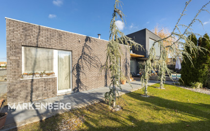 PREDANÝ - exkluzívny 5-izbový rodinný dom s bazénom a krásnou záhradou v Chorvátskom Grobe