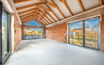 UŽ NIE JE V PONUKE - slnečný 4i dom v Chorvátskom Grobe so 4,5 m vysokými stropmi