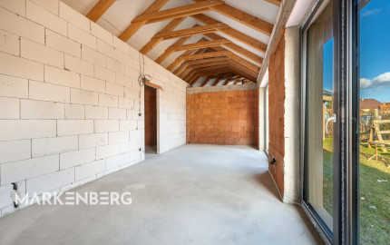 UŽ NIE JE V PONUKE - slnečný 4i dom v Chorvátskom Grobe so 4,5 m vysokými stropmi