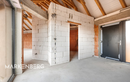 UŽ NIE JE V PONUKE - slnečný 4i dom v Chorvátskom Grobe so 4,5 m vysokými stropmi