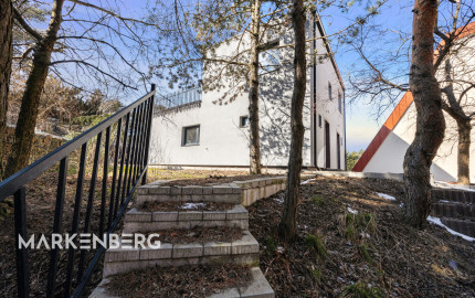 PREDANÝ - jedinečný 2i byt s 2 terasami, záhradkou a unikátnym výhľadom na les