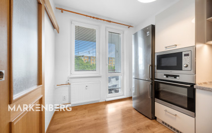 PREDANÝ - Na predaj svetlý 3 izbový byt v tichej časti Karlovej Vsi obklopený zeleňou