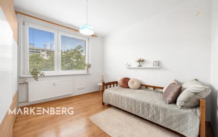 PREDANÝ - Na predaj svetlý 3 izbový byt v tichej časti Karlovej Vsi obklopený zeleňou