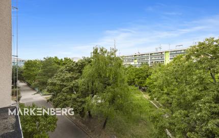 PREDANÝ - Na predaj svetlý 3 izbový byt v tichej časti Karlovej Vsi obklopený zeleňou