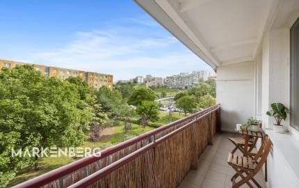 PREDANÝ - Na predaj svetlý 3 izbový byt v tichej časti Karlovej Vsi obklopený zeleňou