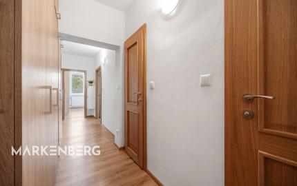 PREDANÝ - Na predaj svetlý 3 izbový byt v tichej časti Karlovej Vsi obklopený zeleňou