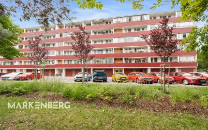 PREDANÝ - Na predaj svetlý 3 izbový byt v tichej časti Karlovej Vsi obklopený zeleňou