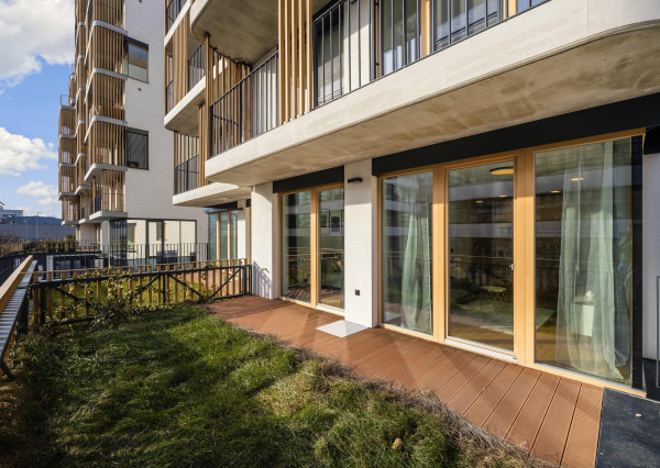 MARKENBERG - Zariadený 2i byt s predzáhradkou, pivnicou a parkingom pre elektromobil