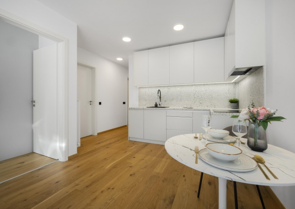 MARKENBERG - Zariadený 2i byt s predzáhradkou, pivnicou a parkingom pre elektromobil