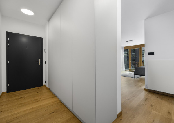 MARKENBERG - Zariadený 2i byt s predzáhradkou, pivnicou a parkingom pre elektromobil