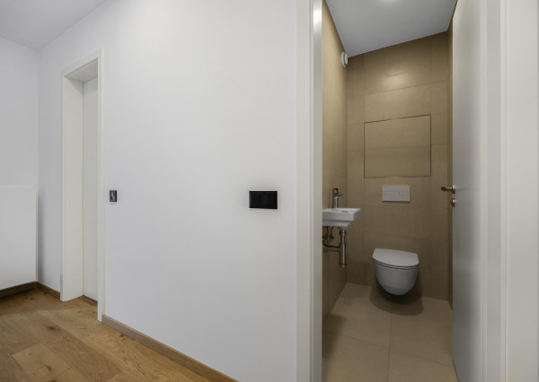 MARKENBERG - Zariadený 2i byt s predzáhradkou, pivnicou a parkingom pre elektromobil