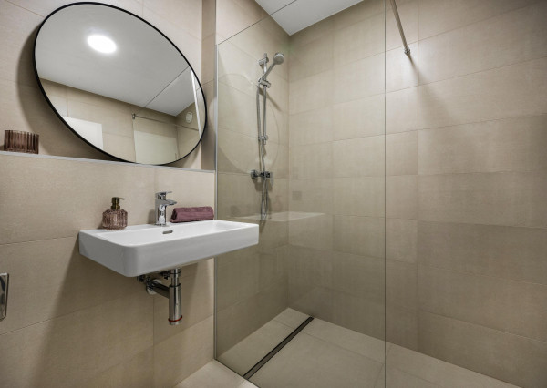 MARKENBERG - Zariadený 2i byt s predzáhradkou, pivnicou a parkingom pre elektromobil