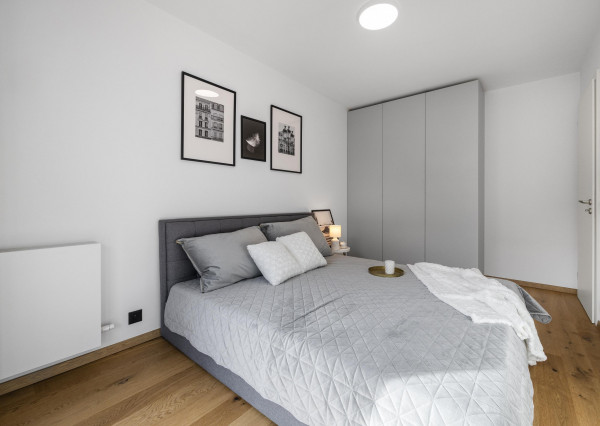 MARKENBERG - Zariadený 2i byt s predzáhradkou, pivnicou a parkingom pre elektromobil