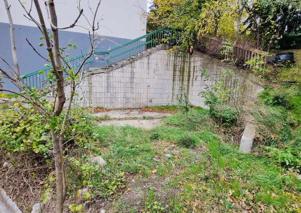 Na predaj pozemok pre parkovanie, garáž či kancelárie