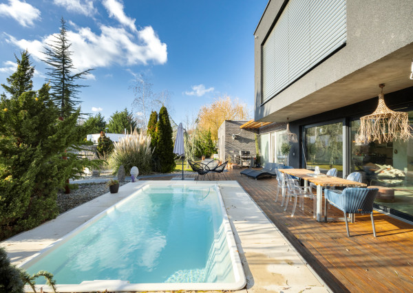 PREDANÝ - exkluzívny 5-izbový rodinný dom s bazénom a krásnou záhradou v Chorvátskom Grobe