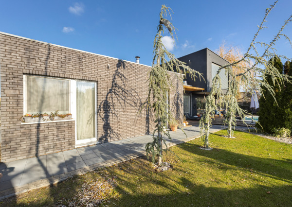 PREDANÝ - exkluzívny 5-izbový rodinný dom s bazénom a krásnou záhradou v Chorvátskom Grobe