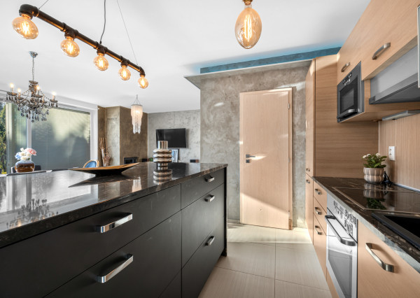 PREDANÝ - exkluzívny 5-izbový rodinný dom s bazénom a krásnou záhradou v Chorvátskom Grobe