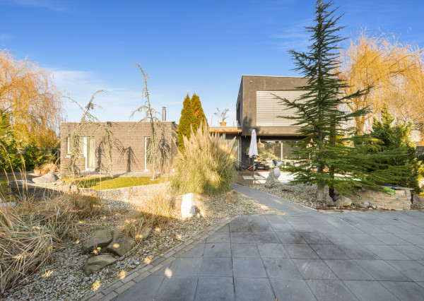 PREDANÝ - exkluzívny 5-izbový rodinný dom s bazénom a krásnou záhradou v Chorvátskom Grobe