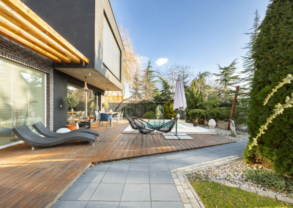 PREDANÝ - exkluzívny 5-izbový rodinný dom s bazénom a krásnou záhradou v Chorvátskom Grobe