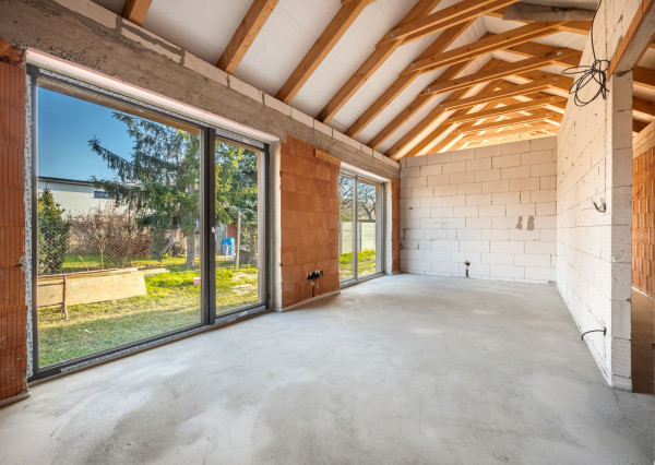 UŽ NIE JE V PONUKE - slnečný 4i dom v Chorvátskom Grobe so 4,5 m vysokými stropmi