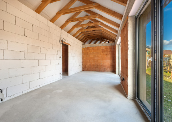 UŽ NIE JE V PONUKE - slnečný 4i dom v Chorvátskom Grobe so 4,5 m vysokými stropmi