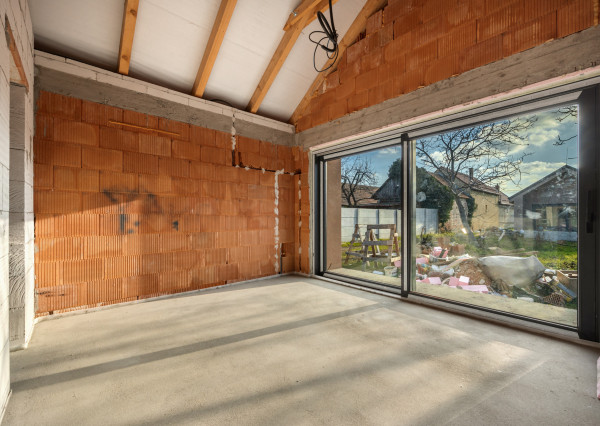 UŽ NIE JE V PONUKE - slnečný 4i dom v Chorvátskom Grobe so 4,5 m vysokými stropmi