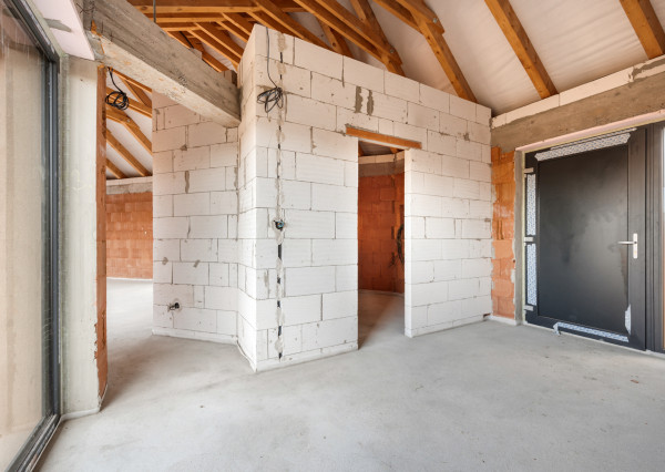 UŽ NIE JE V PONUKE - slnečný 4i dom v Chorvátskom Grobe so 4,5 m vysokými stropmi