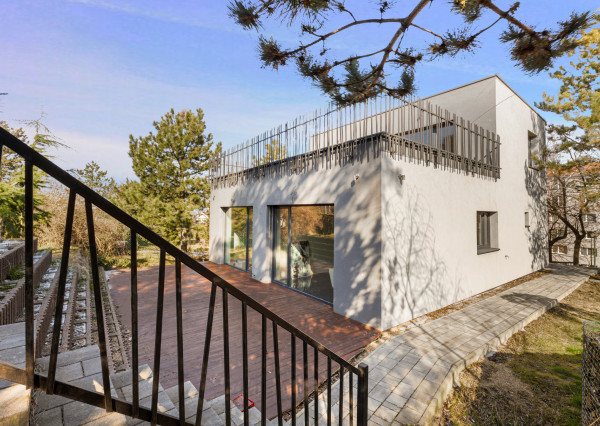 PREDANÝ - jedinečný 2i byt s 2 terasami, záhradkou a unikátnym výhľadom na les