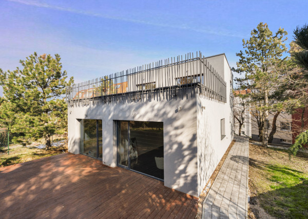 PREDANÝ - jedinečný 2i byt s 2 terasami, záhradkou a unikátnym výhľadom na les