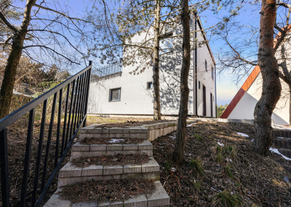 PREDANÝ - jedinečný 2i byt s 2 terasami, záhradkou a unikátnym výhľadom na les