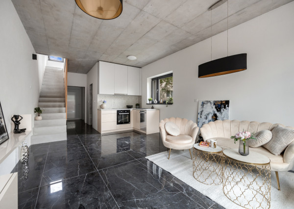 PREDANÝ - jedinečný 2i byt s 2 terasami, záhradkou a unikátnym výhľadom na les