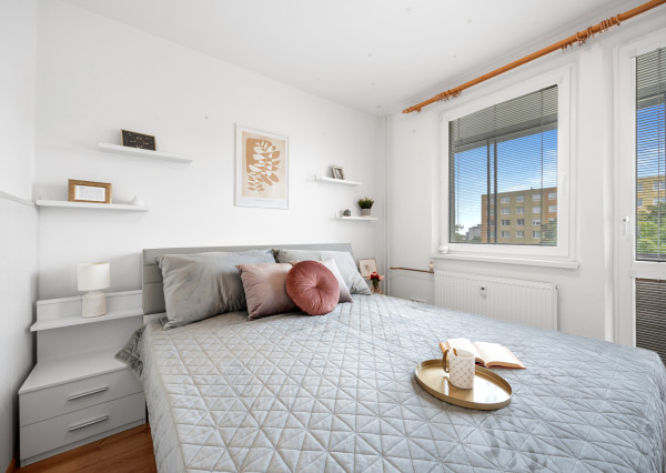 PREDANÝ - Na predaj svetlý 3 izbový byt v tichej časti Karlovej Vsi obklopený zeleňou