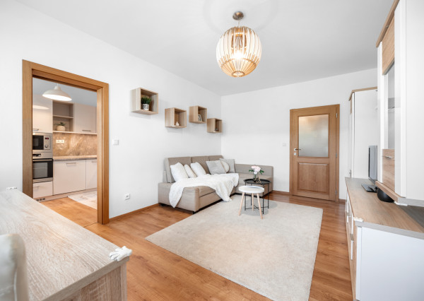 PREDANÝ - Na predaj svetlý 3 izbový byt v tichej časti Karlovej Vsi obklopený zeleňou