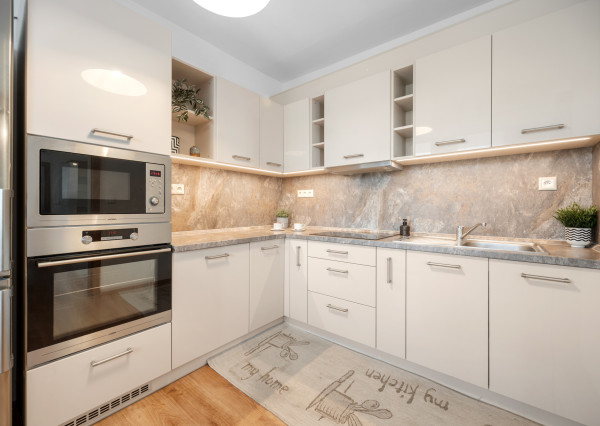 PREDANÝ - Na predaj svetlý 3 izbový byt v tichej časti Karlovej Vsi obklopený zeleňou