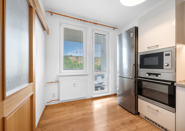 PREDANÝ - Na predaj svetlý 3 izbový byt v tichej časti Karlovej Vsi obklopený zeleňou