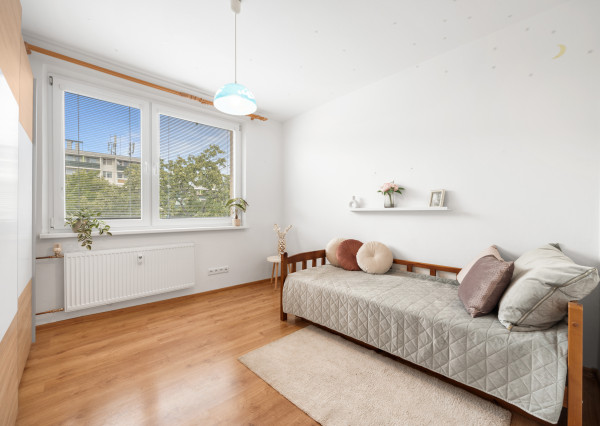 PREDANÝ - Na predaj svetlý 3 izbový byt v tichej časti Karlovej Vsi obklopený zeleňou