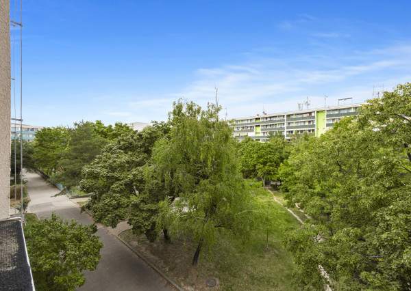 PREDANÝ - Na predaj svetlý 3 izbový byt v tichej časti Karlovej Vsi obklopený zeleňou