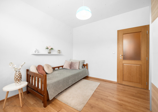 PREDANÝ - Na predaj svetlý 3 izbový byt v tichej časti Karlovej Vsi obklopený zeleňou